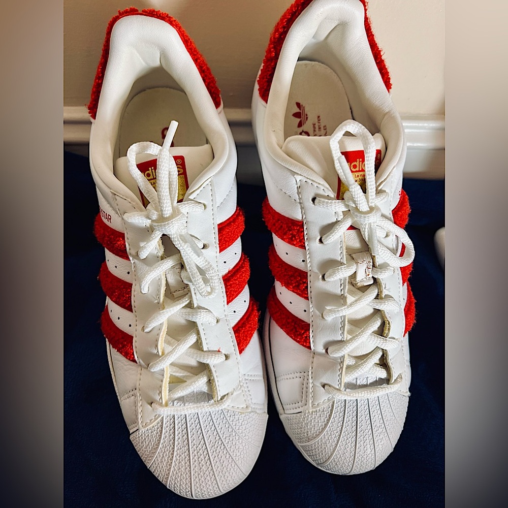 Red and white converse low top. Excellent condition. La Margue Aux 3 Bandes.
